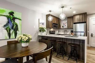 Image de Magnifiquement décoré Quiant Condo de 1 chambre situé sur la rue principale avec vue sur la cour