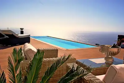 Image de Villa d'architecte exceptionnelle avec vue imprenable sur la mer et piscine à débordement