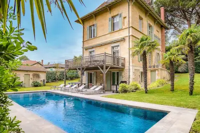 Image de Oasis moderne avec piscine chauffée au coeur de la ville d'hiver