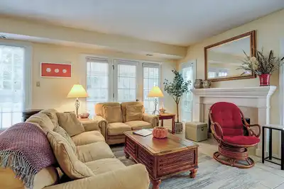 Image de Cette villa spacieuse de 3 chambres, 3. Maison de ville avec 5 salles de bain est située dans le quartier populaire de Shipyar à Evian