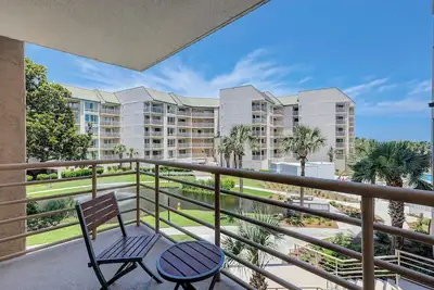 Image de Villa située au 2ème étage avec 2 chambres et 2 salles de bains dans le complexe Villamare du Palmetto Dunes Resort.