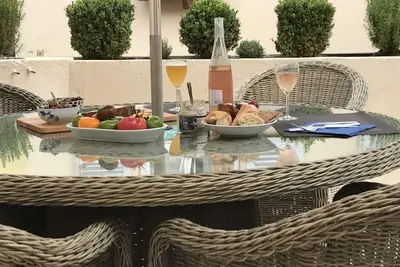 Appartement nouvellement rénové de 2 chambres \/ 2 salles de bain: grande terrasse dans le vieux Antibes, Ac, Wifi