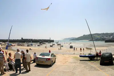 Image de Paisible avec Patio à Downalong, Moments de Plages, Port, Ville, Parking