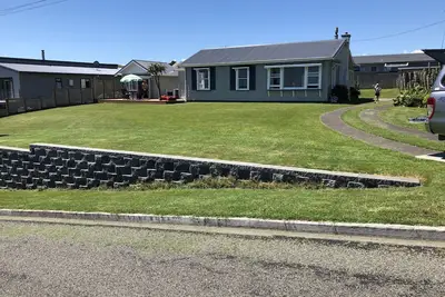 Image de Kai Iwi Beach House. Près d'une fantastique plage de la côte ouest. Des vues incroyables.