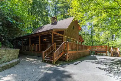 Image de Hummingbird Hollow ~ Cabane en rondins confortable sur 2 acres avec spa et table de hockey sur air!