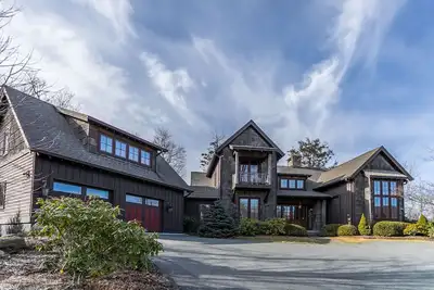 Image de Elk Camp Lodge - Luxe, bain à remous, salle de jeux, cheminée extérieure
