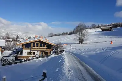 Image de Chalet \/ maison de vacances incroyablement beau, dans les montagnes sur la piste de ski de KitzbĂĽhel