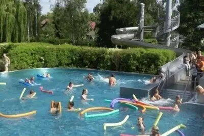 Image de Grande propriété de vacances juste à côté de la piscine extérieure et du S-Bahn Berlin (à 15 minutes du centre)