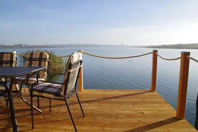 Image de Maison de vacances moderne directement dans le lac avec un bateau Hainer