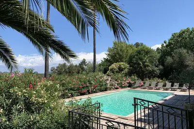 Image de Superbe villa vue mer et montagne piscine chauffée et jardin paysagé de 4500 m