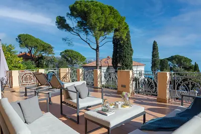 Appartement de luxe avec belle terrasse vue mer: à 50m de la mer, à pied de la ville