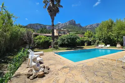 Image de Belle villa provençale avec piscine proche de la mer.