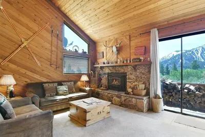 Image de 2 chambres et mezzanine, 3 salles de bain complètes, 8 couchages, trois niveaux à profiter pour vos vacances à Mammoth Lakes