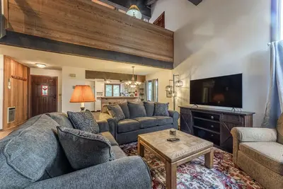 Image de 1 chambre et mezzanine, 2 salles de bain complètes, 6 couchages, deux niveaux pour profiter de vos vacances à Mammoth Lakes