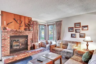 Image de 1 chambre et 1 salle de bain complète, 5 couchages, un niveau à profiter pour vos vacances à Mammoth Lakes