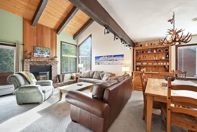 Image de 1 chambre et mezzanine, deux salles de bain complètes, 6 couchages, deux niveaux à profiter pour vos vacances à Mammoth Lakes