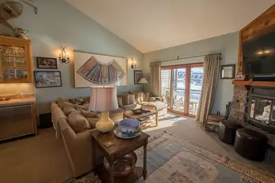 Image de Ski spacieux dans un emplacement de base de condo double près de Mountaineer Square.