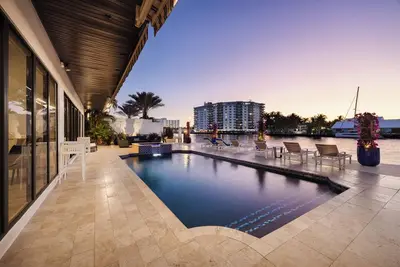 Image de Meilleure Maison En Ville • Piscine CHAUFFÉE! • À Pied De La Plage • Nouvellement RÉNOVÉ