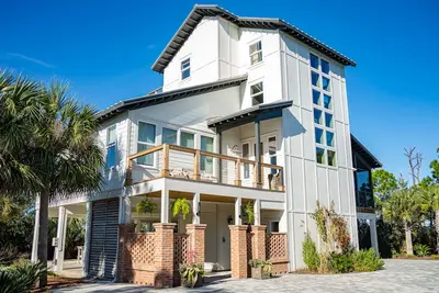 Image de Maison de luxe 'Forcynthia' Bay, 4br / 4. 5ba w / quai privé et lancement de kayak