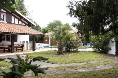 Image de Magnifique villa fraichement rénovée  avec piscine privative et terrain arboré.