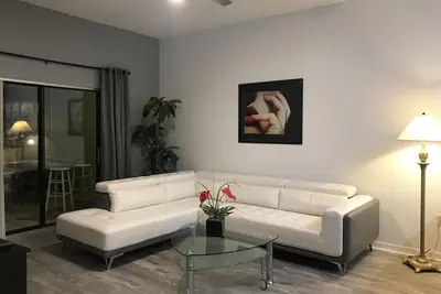 Image de Confortable et magnifique récemment rénové 2 chambres / 2 bains à 5 miles de Disney.