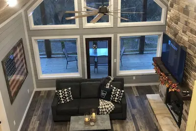 Image de Nouveau Cabin directement sur les rives de la rivière White!