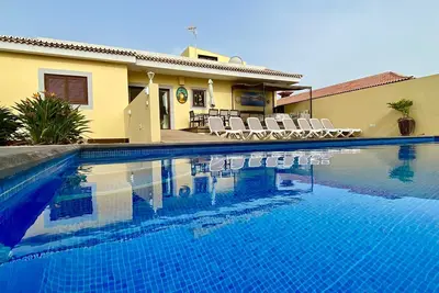 Image de Villa Tinizara; Villa ensoleillée avec piscine privée.