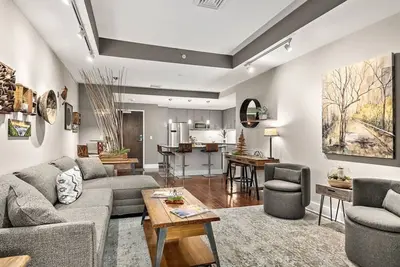 Image de Nouveau condo de luxe du centre-ville avec une vue imprenable sur la montagne