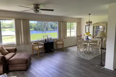 Image de Rez-de-chaussée avec vue sur un lac privé