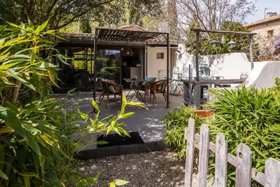 Image de Maisonnette Dans La Verdure Vue Sur Les Collines