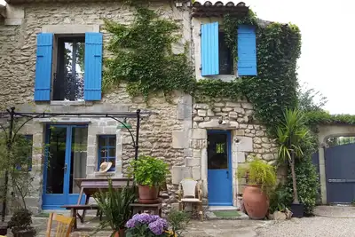 Image de mas provencal en pierre a 500 m du centre ville capacite 6 pers. ( 3 ch. )