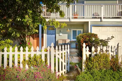 Image de Parfait Beach House! Vue sur la mer, marches menant Ă la plage - superbe jardin!
