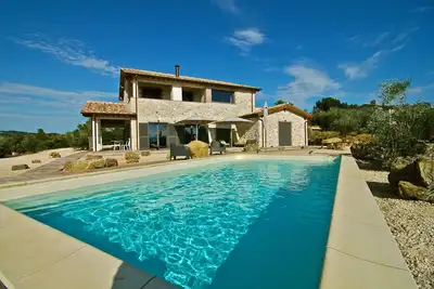Domaine avec piscine proche du bord de mer et des sources chaudes