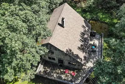 Image de Retraite moderne dans les bois avec ruisseau et randonnée près de Bethel Woods
