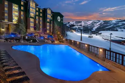 Image de Skis aux pieds au Park City Mtn Resort - Villa à la montagne du Marriott