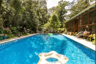Image de Suz'EnSuite Cozy Close-in Kitchenette Pool Private Garden Escape!