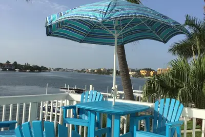 Image de Vues sur le front de mer de la baie de Boca Ciega depuis votre balcon privé. Dauphins et coucher de soleil!