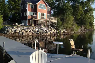 Image de Spectaculaire maison au bord du lac avec patio, foyer, quai et chargeur Tesla.