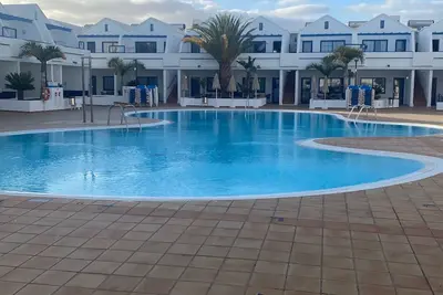 Image de 2 piscines communales chauffées et une pataugeoire et vue sur la mer