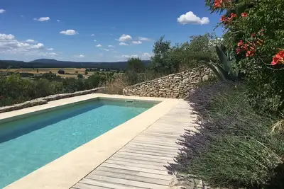Image de Maison provencale en haut du village avec grand jardin et piscine