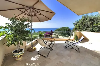 Image de Villa privée à 10 mètres de la mer parking wifi barbecue 4 salles de bain 4 chambres