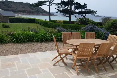 Image de Grande maison, accès direct à la plage, vue grandiose et jardin de 2000m²