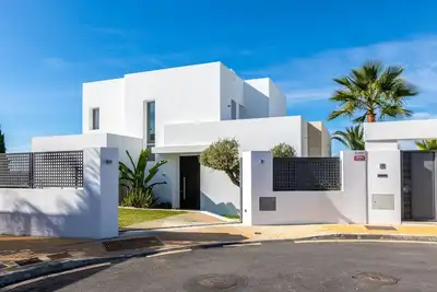 Image de Superbe villa neuve avec piscine privée \/ vue sur la mer, proche de la plage