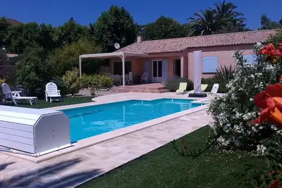 Image de Villa 7p, piscine, jardin cloturé et parking privés. Terrain de pétanque.