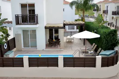 Image de Villa Daisy - Villa de 2 chambres, piscine privée, wifi, climatisation, près de Pernera et de la plage