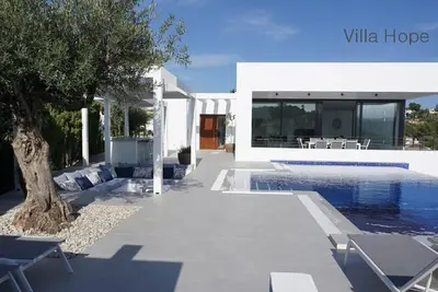 Image de Villa Hope est la maison de vacances en plus des vues fantastiques habituelles sur la mer
