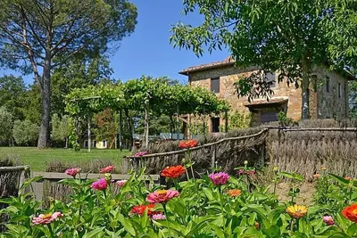 Image de Villa toscane idyllique w \/ piscine privée près d'Arezzo, Sienne et historique Lucignano