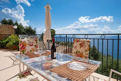 Image de Villa spacieuse, grande piscine privée, vue fantastique sur la mer, WiFi. A \/ C