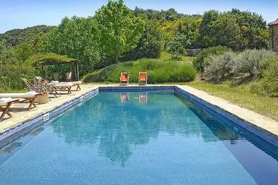 Image de Spectaculaire Nature Oasis Farmhouse w / Vues panoramiques Hilltop, piscine d'eau salée