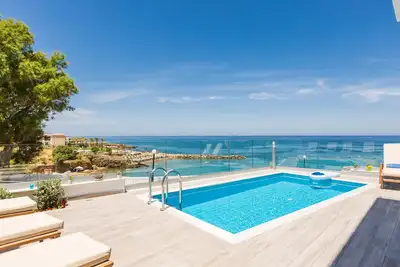 Image de Villa Premium en bord de mer avec piscine privée et vue panoramique sur la mer sous tous les angles